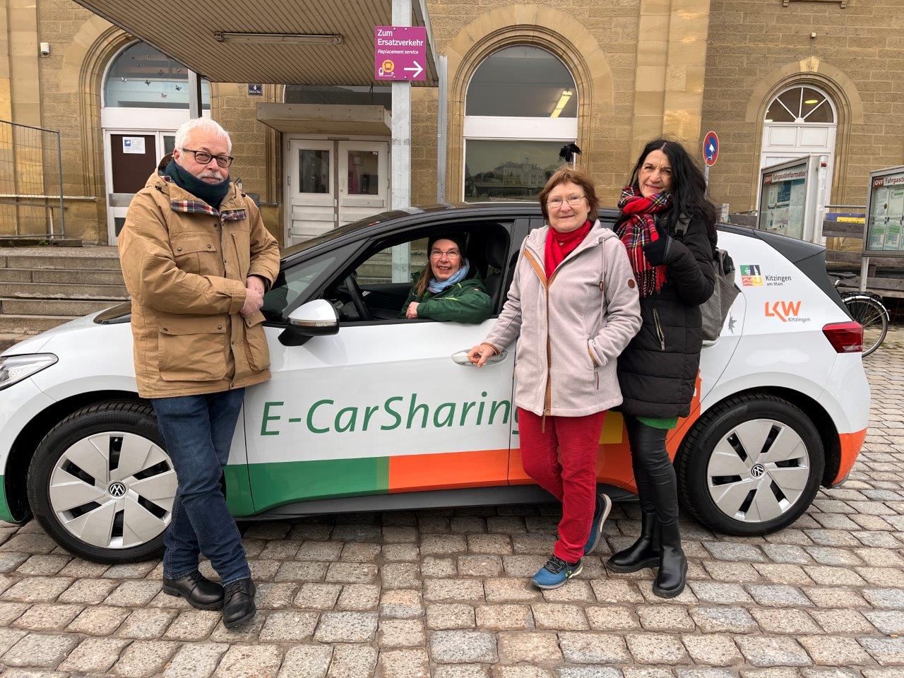 Die Grüne Stadtratsfraktion vor dem E-Carsharing-Auto am Standort Bahnhof. v.lks: Klaus Sanzenbacher, Gisela Kramer-Grünwald (im Auto sitzend), Christa Büttner und Andrea Schmidt. Foto (c): Martina Schuh